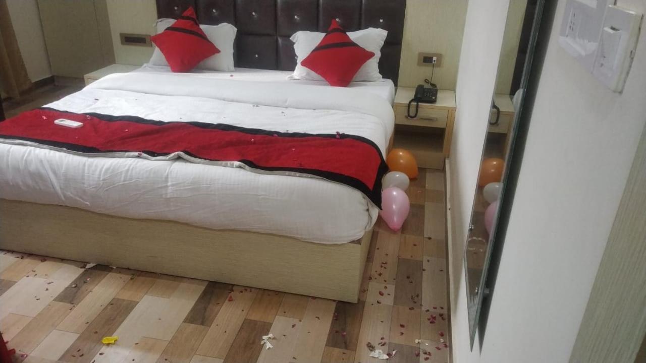 Hotel Ss Grand Lakhnau Kültér fotó