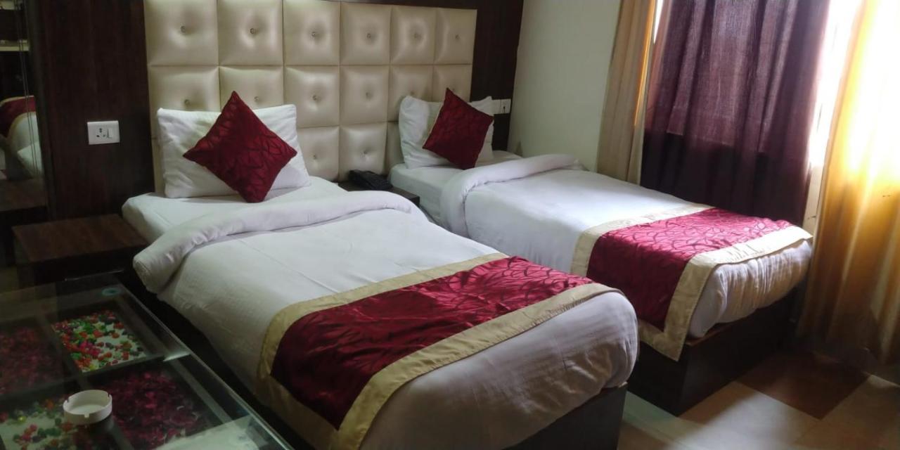 Hotel Ss Grand Lakhnau Kültér fotó