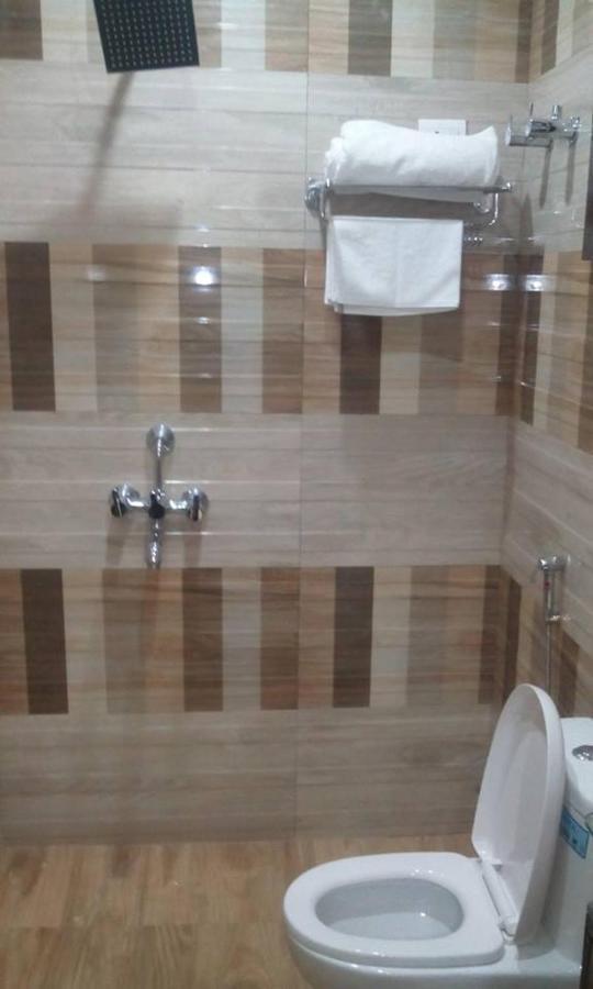 Hotel Ss Grand Lakhnau Kültér fotó