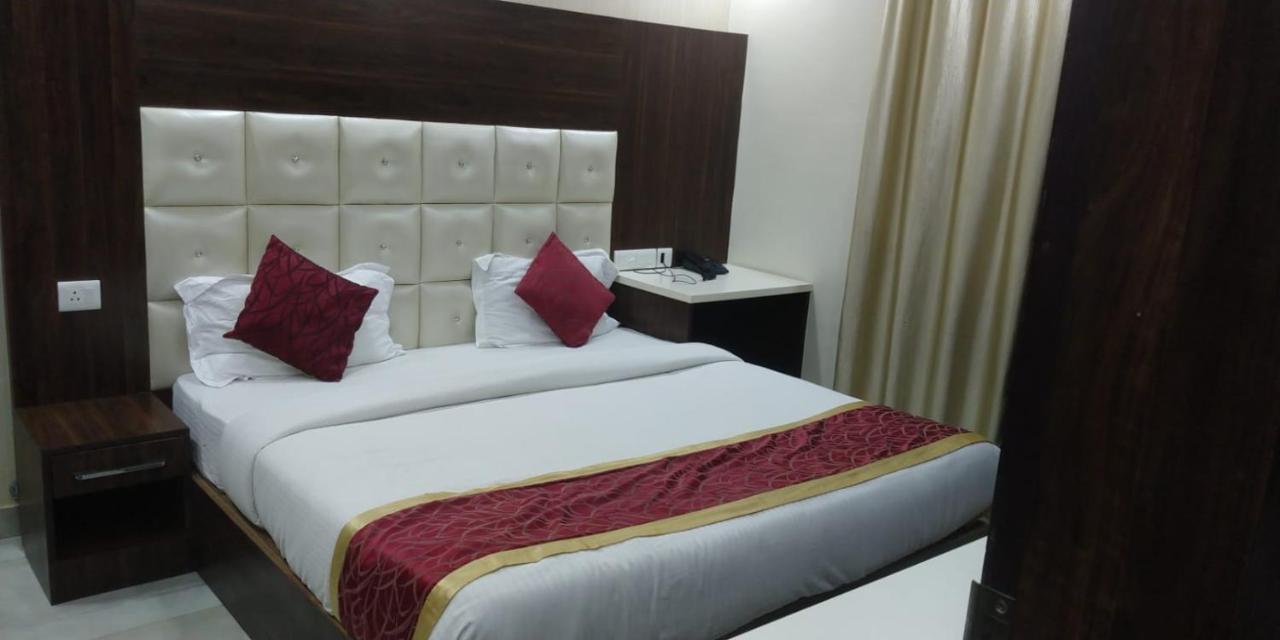 Hotel Ss Grand Lakhnau Kültér fotó