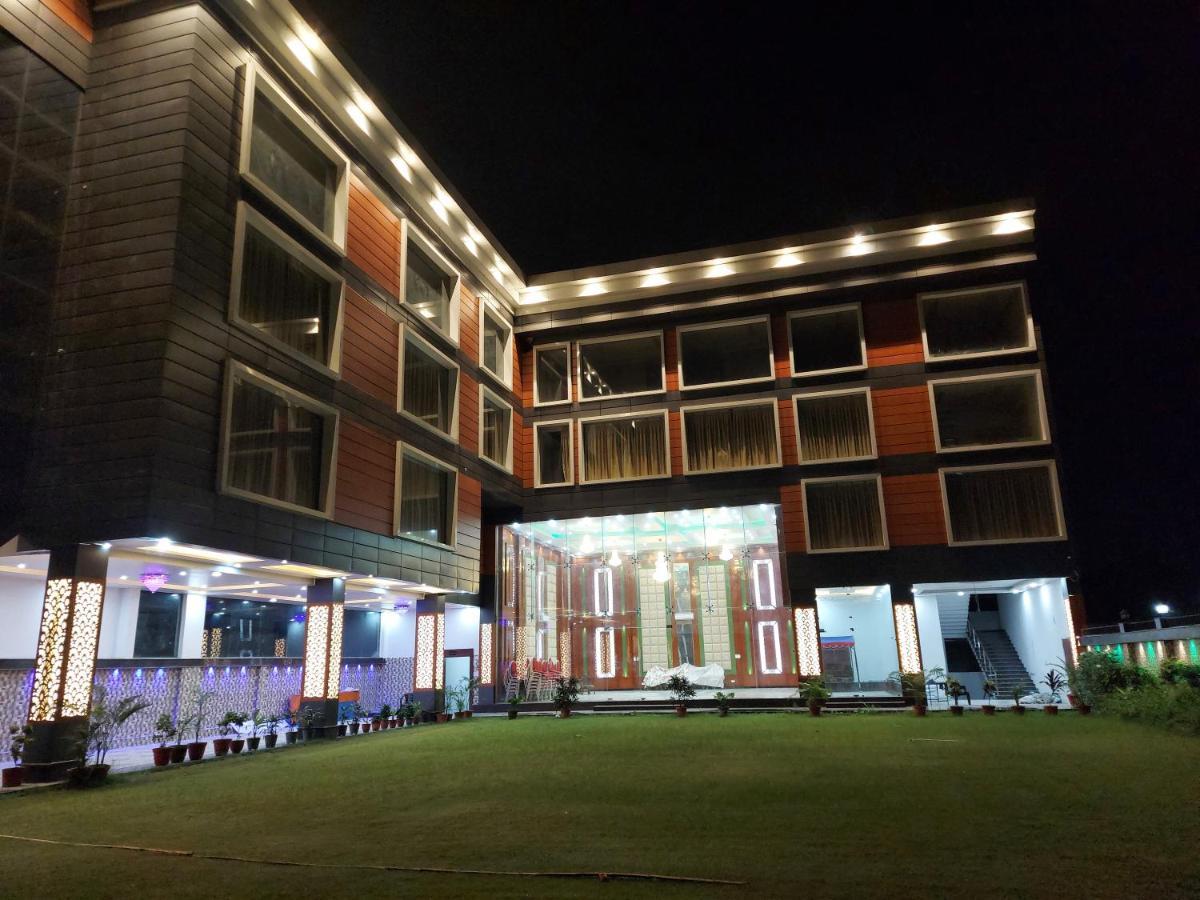 Hotel Ss Grand Lakhnau Kültér fotó