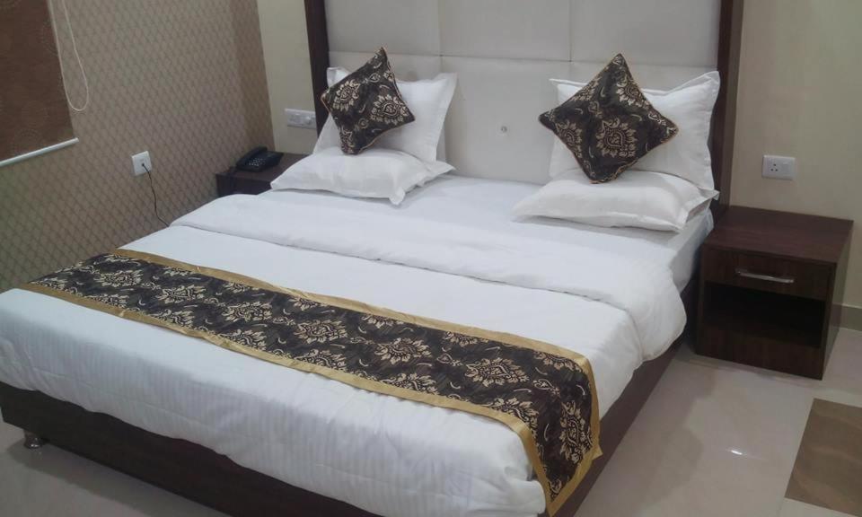 Hotel Ss Grand Lakhnau Kültér fotó