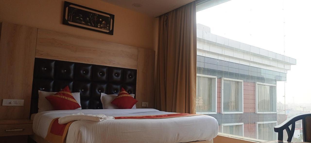Hotel Ss Grand Lakhnau Kültér fotó