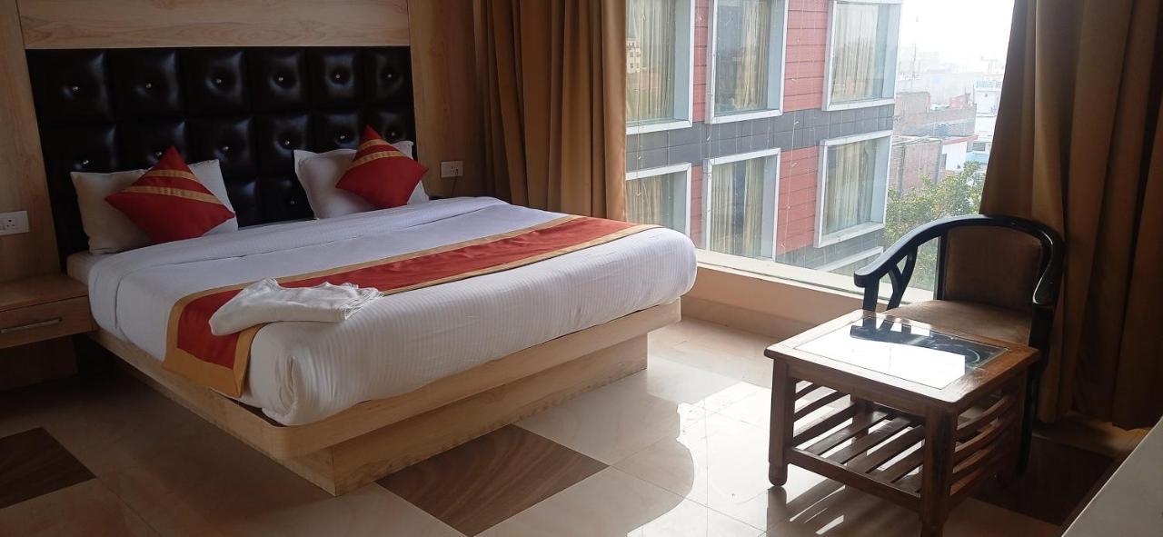 Hotel Ss Grand Lakhnau Kültér fotó