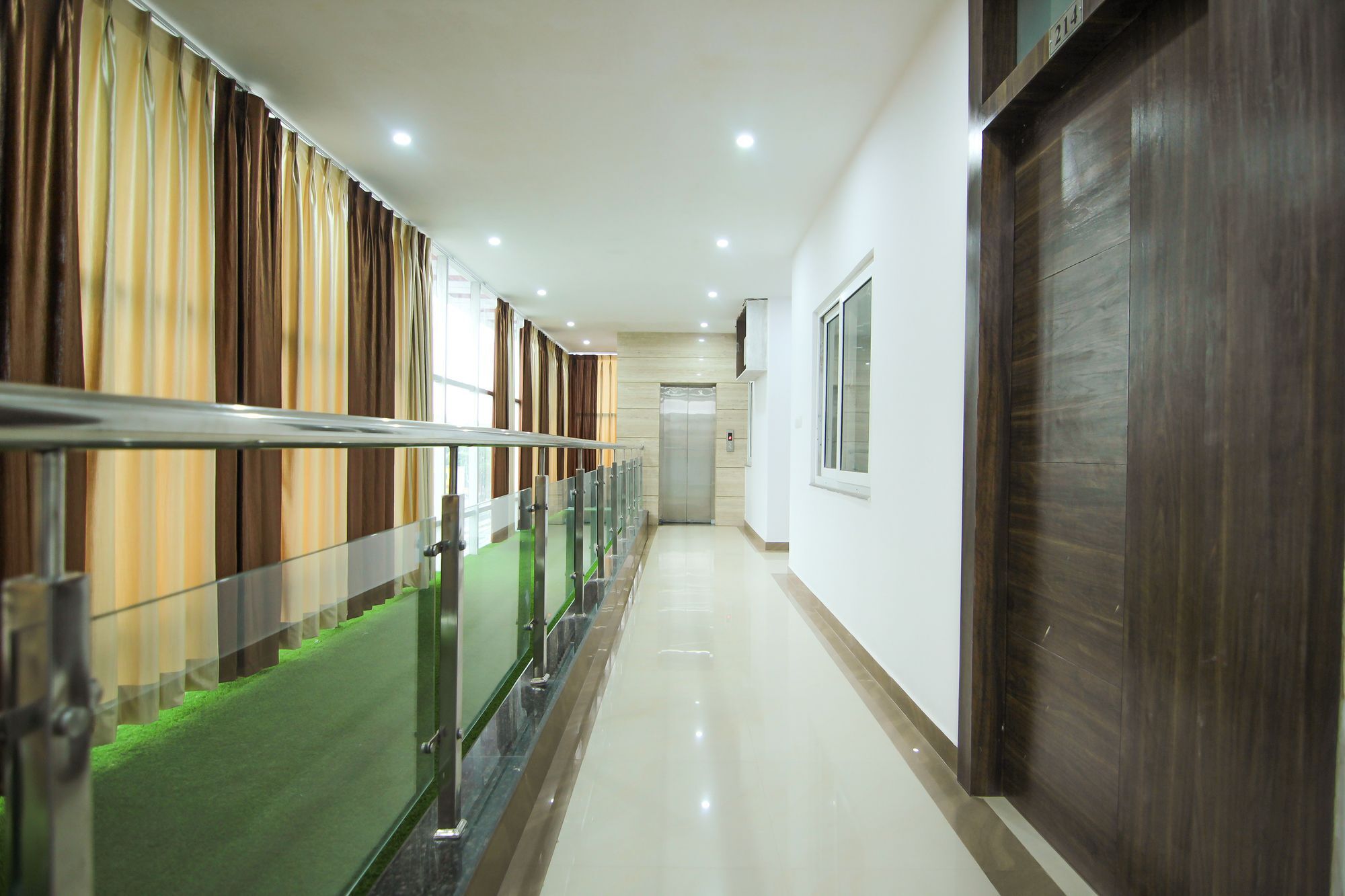 Hotel Ss Grand Lakhnau Kültér fotó